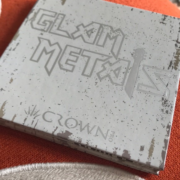 CROWN PRO - 9 COLOR GLAM METALS EYESHADOW PALETTE - Picture 1 of 4